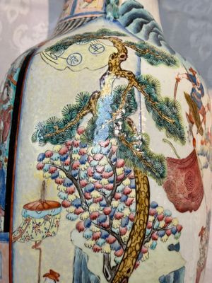Two Chinese Canton famille rose vases with narrative design, 19th C. — photo 14