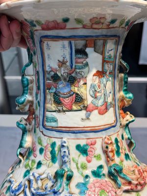 Two Chinese Canton famille rose vases with narrative design, 19th C. — photo 26