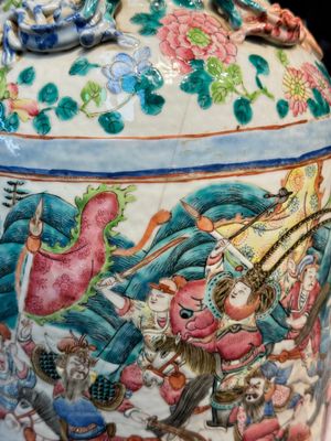 Two Chinese Canton famille rose vases with narrative design, 19th C. — photo 27