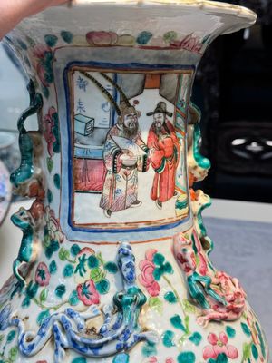 Two Chinese Canton famille rose vases with narrative design, 19th C. — photo 31