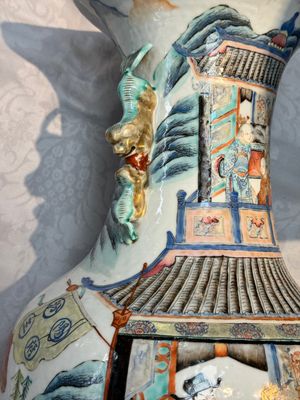 Two Chinese Canton famille rose vases with narrative design, 19th C. — photo 7