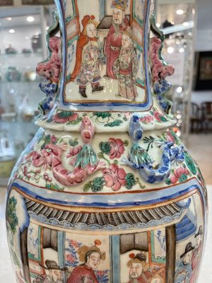 Two Chinese Canton famille rose vases with narrative design, 19th C. — photo 12