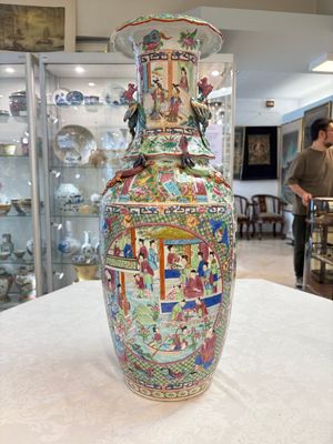 Two Chinese Canton famille rose vases with narrative design, 19th C. — photo 13