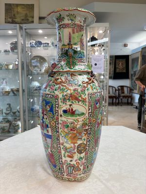 Two Chinese Canton famille rose vases with narrative design, 19th C. — photo 14