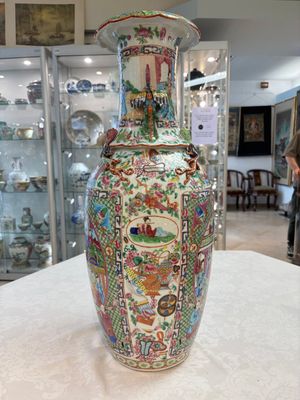 Two Chinese Canton famille rose vases with narrative design, 19th C. — photo 16