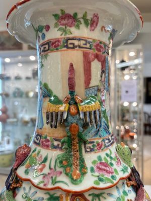 Two Chinese Canton famille rose vases with narrative design, 19th C. — photo 22