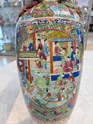 Two Chinese Canton famille rose vases with narrative design, 19th C. — photo 27