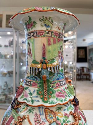 Two Chinese Canton famille rose vases with narrative design, 19th C. — photo 28