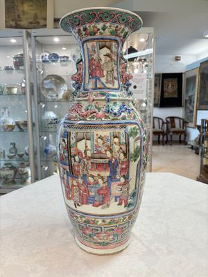 Two Chinese Canton famille rose vases with narrative design, 19th C. — photo 3