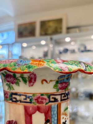 Two Chinese Canton famille rose vases with narrative design, 19th C. — photo 32