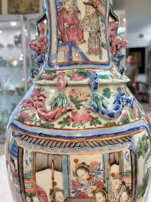 Two Chinese Canton famille rose vases with narrative design, 19th C. — photo 9