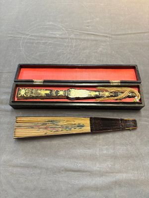 Two Chinese Canton gilt-lacquered and painted paper fans, one with its original box, 19th C. — 照片 1