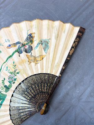 Two Chinese Canton gilt-lacquered and painted paper fans, one with its original box, 19th C. — 照片 12