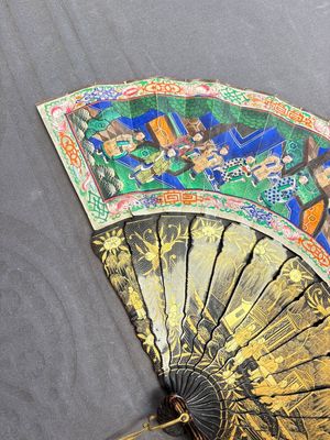 Two Chinese Canton gilt-lacquered and painted paper fans, one with its original box, 19th C. — 照片 22