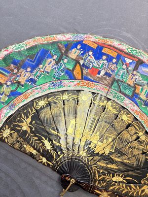 Two Chinese Canton gilt-lacquered and painted paper fans, one with its original box, 19th C. — 照片 23
