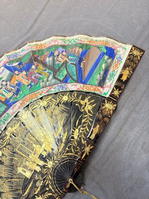 Two Chinese Canton gilt-lacquered and painted paper fans, one with its original box, 19th C. — 照片 26