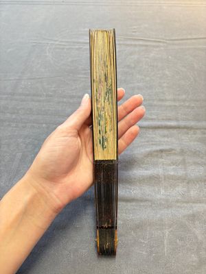 Two Chinese Canton gilt-lacquered and painted paper fans, one with its original box, 19th C. — 照片 3