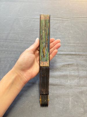 Two Chinese Canton gilt-lacquered and painted paper fans, one with its original box, 19th C. — 照片 5