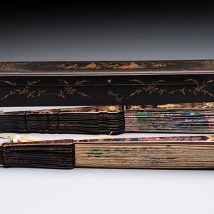 Two Chinese Canton gilt-lacquered and painted paper fans, one with its original box, 19th C. — 照片 2