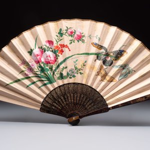 Two Chinese Canton gilt-lacquered and painted paper fans, one with its original box, 19th C. — 照片 3