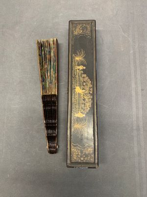 Two Chinese Canton gilt-lacquered and painted paper fans, one with original box, 19th C. — photo 1