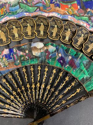 Two Chinese Canton gilt-lacquered and painted paper fans, one with original box, 19th C. — photo 11