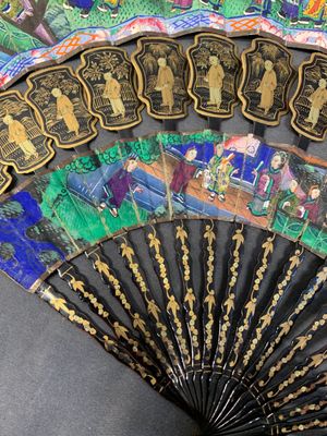 Two Chinese Canton gilt-lacquered and painted paper fans, one with original box, 19th C. — photo 12