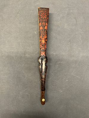 Two Chinese Canton gilt-lacquered and painted paper fans, one with original box, 19th C. — photo 2