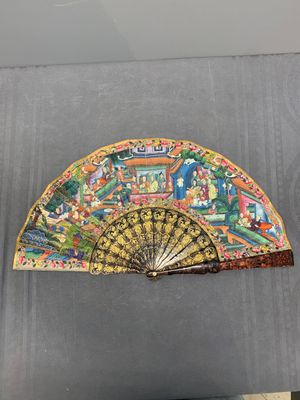 Two Chinese Canton gilt-lacquered and painted paper fans, one with original box, 19th C. — photo 3
