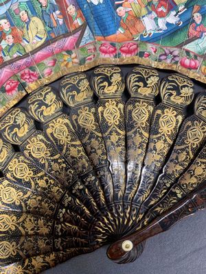 Two Chinese Canton gilt-lacquered and painted paper fans, one with original box, 19th C. — photo 4