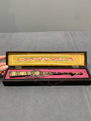 Two Chinese Canton gilt-lacquered and painted paper fans, one with original box, 19th C. — photo 8