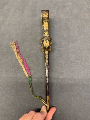 Two Chinese Canton gilt-lacquered and painted paper fans, one with original box, 19th C. — photo 9