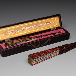 Two Chinese Canton gilt-lacquered and painted paper fans, one with original box, 19th C. — photo 1
