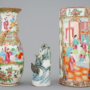 Two Chinese Canton rose medallion vases and a Japanese blue and white Arita model of a fish, 19th C. — photo 1