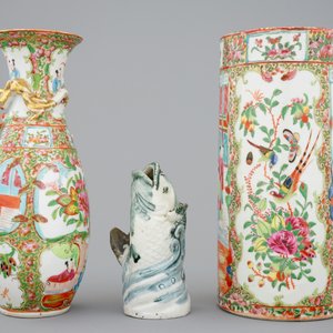 Two Chinese Canton rose medallion vases and a Japanese blue and white Arita model of a fish, 19th C. — photo 2