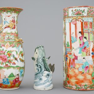 Two Chinese Canton rose medallion vases and a Japanese blue and white Arita model of a fish, 19th C. — photo 3