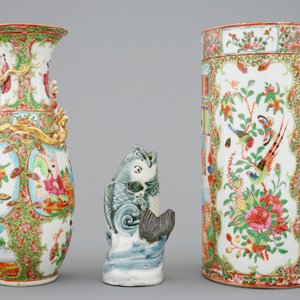Two Chinese Canton rose medallion vases and a Japanese blue and white Arita model of a fish, 19th C. — photo 4