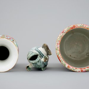 Two Chinese Canton rose medallion vases and a Japanese blue and white Arita model of a fish, 19th C. — photo 5