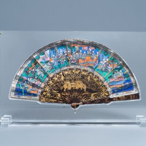 Two Chinese Cantonese painted paper and lacquer fans in plexi mounts, 19th C. — photo 2