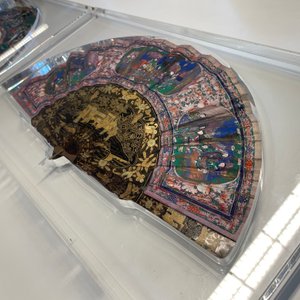 Two Chinese Cantonese painted paper and lacquer fans in plexi mounts, 19th C. — photo 24