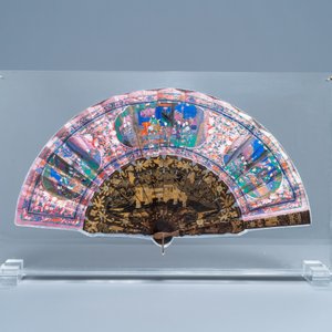 Two Chinese Cantonese painted paper and lacquer fans in plexi mounts, 19th C. — photo 3