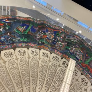 Two Chinese Cantonese painted paper and lacquer fans in plexi mounts, 19th C. — photo 31