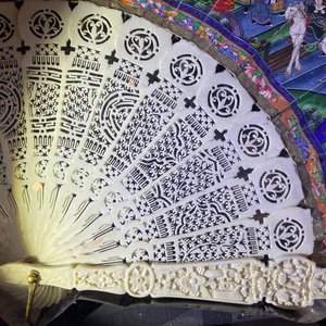 Two Chinese Cantonese painted paper and lacquer fans in plexi mounts, 19th C. — photo 49