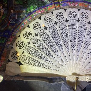 Two Chinese Cantonese painted paper and lacquer fans in plexi mounts, 19th C. — photo 50