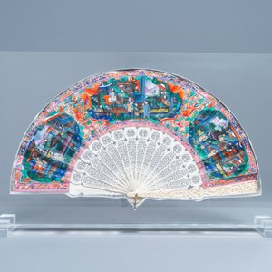 Two Chinese Cantonese painted paper and lacquer fans in plexi mounts, 19th C. — photo 5