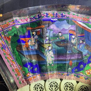 Two Chinese Cantonese painted paper and lacquer fans in plexi mounts, 19th C. — photo 51