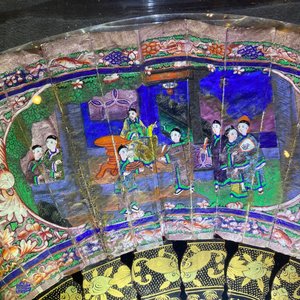 Two Chinese Cantonese painted paper and lacquer fans in plexi mounts, 19th C. — photo 60