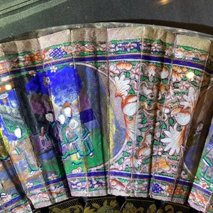 Two Chinese Cantonese painted paper and lacquer fans in plexi mounts, 19th C. — photo 61