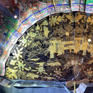 Two Chinese Cantonese painted paper and lacquer fans in plexi mounts, 19th C. — photo 65