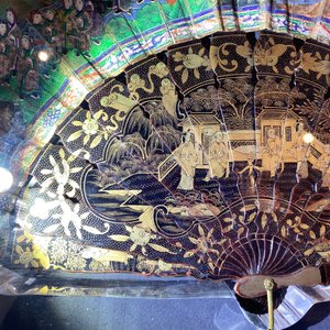 Two Chinese Cantonese painted paper and lacquer fans in plexi mounts, 19th C. — photo 73